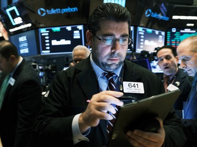 Giới đầu tư giao dịch thận trọng, tránh xa rủi ro